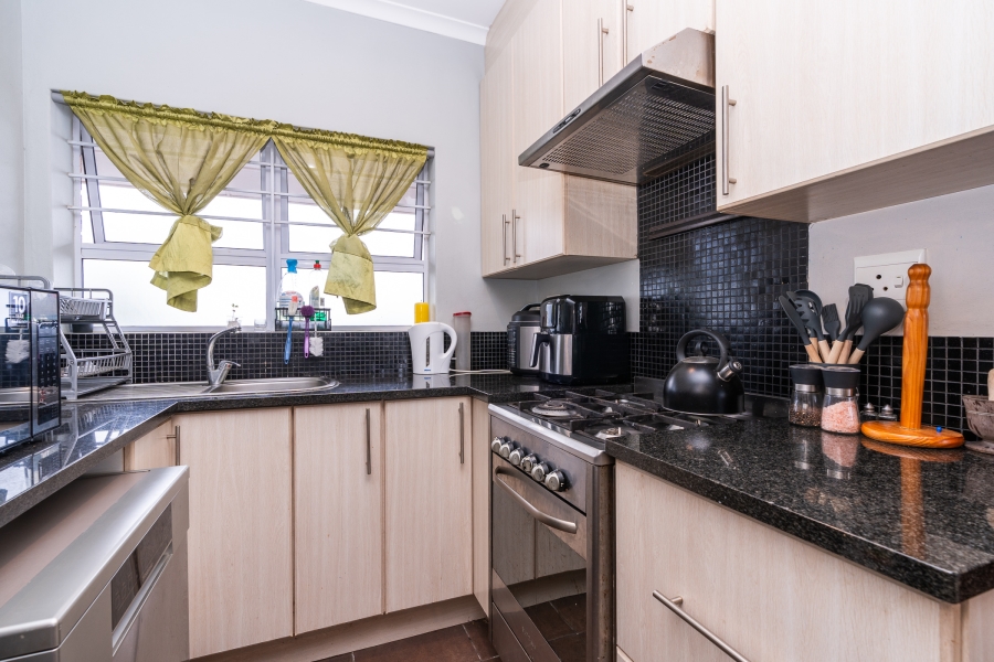 To Let 1 Bedroom Property for Rent in Pinelands Western Cape